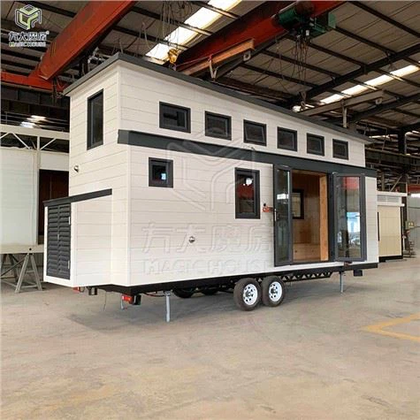 Λευκό μικροσκοπικό σπίτι στις ρόδες σχεδιαστής στην Αυστραλία